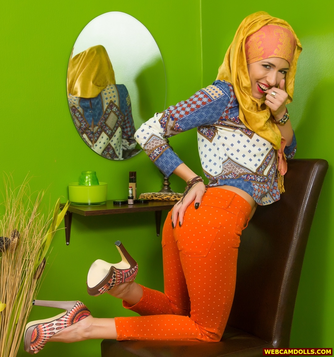 Arab Girl in Orange Pants and Colored High Heels on Webcamdolls